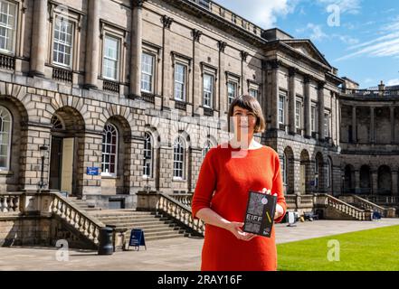 Édimbourg, Écosse, Royaume-Uni, 6 juillet 2023. Lancement du Festival international du film d'Édimbourg : Kate Taylor, directrice du programme, lance le programme du festival au Old College Quad. Crédit : Sally Anderson/Alamy Live News Banque D'Images