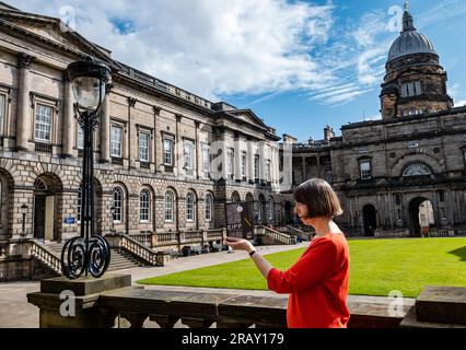 Édimbourg, Écosse, Royaume-Uni, 6 juillet 2023. Lancement du Festival international du film d'Édimbourg : Kate Taylor, directrice du programme, lance le programme du festival au Old College Quad. Crédit : Sally Anderson/Alamy Live News Banque D'Images