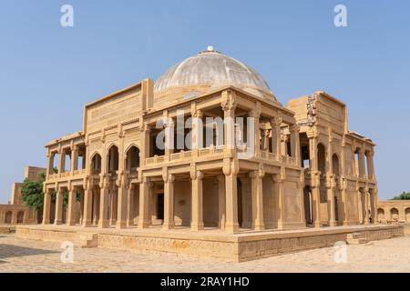 Vue du paysage de l'ancienne époque moghole sculptée tombe en grès d'ISA Khan Tarkhan II dans la nécropole Makli classée au patrimoine mondial de l'UNESCO, Thatta, Sindh, Pakistan Banque D'Images