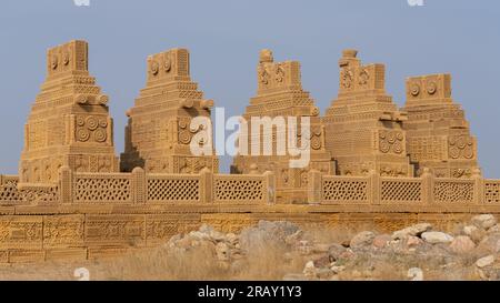 Groupe d'anciens cénotaphes islamiques sculptés en grès ou tombes sur une plate-forme dans le cimetière de la nécropole de Chaukhandi près de Karachi, Sindh, Paki Banque D'Images