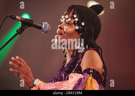 Roskilde, Danemark. 30 juin 2023. La chanteuse et compositrice Florence Adooni donne un concert en direct pendant le festival de musique danois Roskilde Festival 2023 à Roskilde. (Crédit photo : Gonzales photo - Peter Troest). Banque D'Images