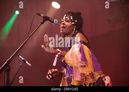 Roskilde, Danemark. 30 juin 2023. La chanteuse et compositrice Florence Adooni donne un concert en direct pendant le festival de musique danois Roskilde Festival 2023 à Roskilde. (Crédit photo : Gonzales photo - Peter Troest). Banque D'Images