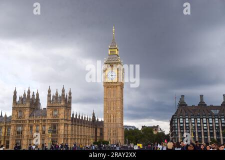 Londres, Royaume-Uni. 5 juillet 2023. Ciel nuageux au-dessus de Big Ben et des chambres du Parlement. Banque D'Images