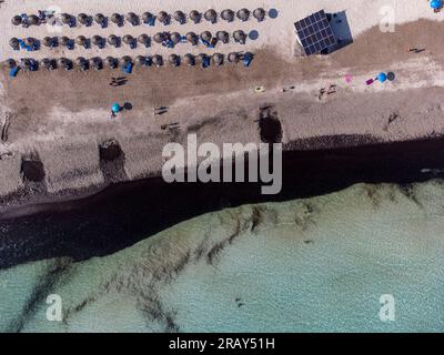 Lignes parapluie pour les touristes, vue aérienne de la plage de sa Rapita, Campos, Majorque, Îles Baléares, Espagne Banque D'Images