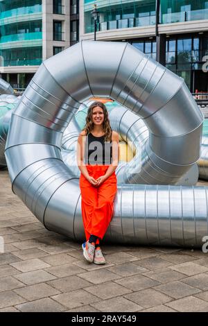 Londres, Royaume-Uni. 6 Jul 2023. Slackwater : une nouvelle commande de Holly Hendry (photo) au jardin de l'artiste qui se déroule du 6 juillet 2023 au 2024 septembre. Slackwater est un immense enchevêtrement sculptural qui « tisse l’histoire aqueuse de son emplacement au bord de la rivière, avec des références aux rythmes abstraits de la Tamise et aux mouvements liquides dans le corps humain ». Le travail spécifique au site occupe la terrasse sur le toit de la station Temple Underground et poursuit le dévouement de theCoLAB à commander des installations contemporaines innovantes par des femmes artistes. Le jardin de l'artiste a été réalisé moi Banque D'Images