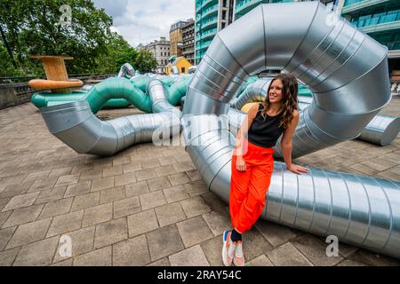 Londres, Royaume-Uni. 6 Jul 2023. Slackwater : une nouvelle commande de Holly Hendry (photo) au jardin de l'artiste qui se déroule du 6 juillet 2023 au 2024 septembre. Slackwater est un immense enchevêtrement sculptural qui « tisse l’histoire aqueuse de son emplacement au bord de la rivière, avec des références aux rythmes abstraits de la Tamise et aux mouvements liquides dans le corps humain ». Le travail spécifique au site occupe la terrasse sur le toit de la station Temple Underground et poursuit le dévouement de theCoLAB à commander des installations contemporaines innovantes par des femmes artistes. Le jardin de l'artiste a été réalisé moi Banque D'Images