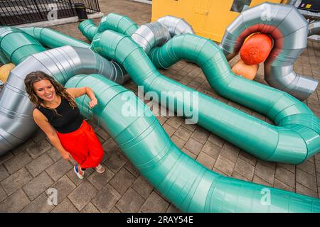 Londres, Royaume-Uni. 6 Jul 2023. Slackwater : une nouvelle commande de Holly Hendry (photo) au jardin de l'artiste qui se déroule du 6 juillet 2023 au 2024 septembre. Slackwater est un immense enchevêtrement sculptural qui « tisse l’histoire aqueuse de son emplacement au bord de la rivière, avec des références aux rythmes abstraits de la Tamise et aux mouvements liquides dans le corps humain ». Le travail spécifique au site occupe la terrasse sur le toit de la station Temple Underground et poursuit le dévouement de theCoLAB à commander des installations contemporaines innovantes par des femmes artistes. Le jardin de l'artiste a été réalisé moi Banque D'Images