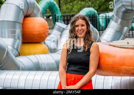 Londres, Royaume-Uni. 6 Jul 2023. Slackwater : une nouvelle commande de Holly Hendry (photo) au jardin de l'artiste qui se déroule du 6 juillet 2023 au 2024 septembre. Slackwater est un immense enchevêtrement sculptural qui « tisse l’histoire aqueuse de son emplacement au bord de la rivière, avec des références aux rythmes abstraits de la Tamise et aux mouvements liquides dans le corps humain ». Le travail spécifique au site occupe la terrasse sur le toit de la station Temple Underground et poursuit le dévouement de theCoLAB à commander des installations contemporaines innovantes par des femmes artistes. Le jardin de l'artiste a été réalisé moi Banque D'Images