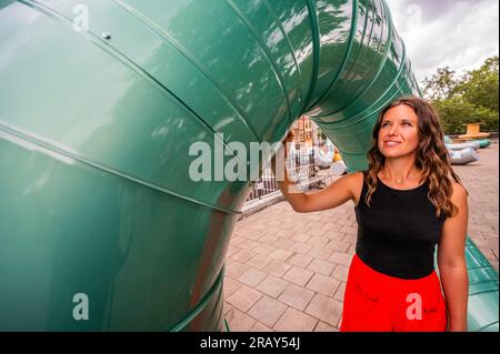 Londres, Royaume-Uni. 6 Jul 2023. Slackwater : une nouvelle commande de Holly Hendry (photo) au jardin de l'artiste qui se déroule du 6 juillet 2023 au 2024 septembre. Slackwater est un immense enchevêtrement sculptural qui « tisse l’histoire aqueuse de son emplacement au bord de la rivière, avec des références aux rythmes abstraits de la Tamise et aux mouvements liquides dans le corps humain ». Le travail spécifique au site occupe la terrasse sur le toit de la station Temple Underground et poursuit le dévouement de theCoLAB à commander des installations contemporaines innovantes par des femmes artistes. Le jardin de l'artiste a été réalisé moi Banque D'Images