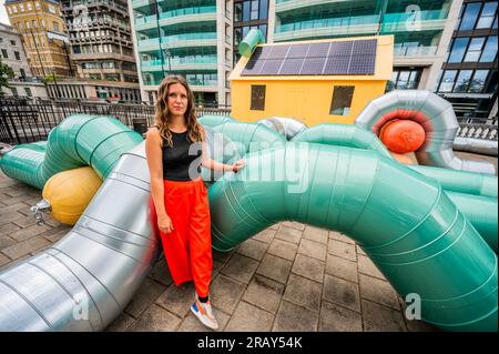 Londres, Royaume-Uni. 6 Jul 2023. Slackwater : une nouvelle commande de Holly Hendry (photo) au jardin de l'artiste qui se déroule du 6 juillet 2023 au 2024 septembre. Slackwater est un immense enchevêtrement sculptural qui « tisse l’histoire aqueuse de son emplacement au bord de la rivière, avec des références aux rythmes abstraits de la Tamise et aux mouvements liquides dans le corps humain ». Le travail spécifique au site occupe la terrasse sur le toit de la station Temple Underground et poursuit le dévouement de theCoLAB à commander des installations contemporaines innovantes par des femmes artistes. Le jardin de l'artiste a été réalisé moi Banque D'Images