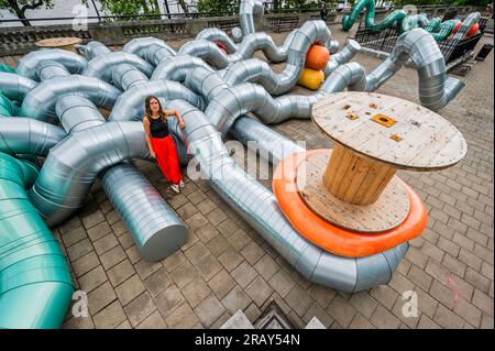 Londres, Royaume-Uni. 6 Jul 2023. Slackwater : une nouvelle commande de Holly Hendry (photo) au jardin de l'artiste qui se déroule du 6 juillet 2023 au 2024 septembre. Slackwater est un immense enchevêtrement sculptural qui « tisse l’histoire aqueuse de son emplacement au bord de la rivière, avec des références aux rythmes abstraits de la Tamise et aux mouvements liquides dans le corps humain ». Le travail spécifique au site occupe la terrasse sur le toit de la station Temple Underground et poursuit le dévouement de theCoLAB à commander des installations contemporaines innovantes par des femmes artistes. Le jardin de l'artiste a été réalisé moi Banque D'Images