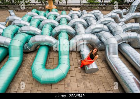 Londres, Royaume-Uni. 6 Jul 2023. Slackwater : une nouvelle commande de Holly Hendry (photo) au jardin de l'artiste qui se déroule du 6 juillet 2023 au 2024 septembre. Slackwater est un immense enchevêtrement sculptural qui « tisse l’histoire aqueuse de son emplacement au bord de la rivière, avec des références aux rythmes abstraits de la Tamise et aux mouvements liquides dans le corps humain ». Le travail spécifique au site occupe la terrasse sur le toit de la station Temple Underground et poursuit le dévouement de theCoLAB à commander des installations contemporaines innovantes par des femmes artistes. Le jardin de l'artiste a été réalisé moi Banque D'Images