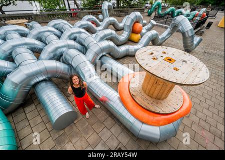 Londres, Royaume-Uni. 6 Jul 2023. Slackwater : une nouvelle commande de Holly Hendry (photo) au jardin de l'artiste qui se déroule du 6 juillet 2023 au 2024 septembre. Slackwater est un immense enchevêtrement sculptural qui « tisse l’histoire aqueuse de son emplacement au bord de la rivière, avec des références aux rythmes abstraits de la Tamise et aux mouvements liquides dans le corps humain ». Le travail spécifique au site occupe la terrasse sur le toit de la station Temple Underground et poursuit le dévouement de theCoLAB à commander des installations contemporaines innovantes par des femmes artistes. Le jardin de l'artiste a été réalisé moi Banque D'Images