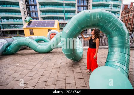 Londres, Royaume-Uni. 6 Jul 2023. Slackwater : une nouvelle commande de Holly Hendry (photo) au jardin de l'artiste qui se déroule du 6 juillet 2023 au 2024 septembre. Slackwater est un immense enchevêtrement sculptural qui « tisse l’histoire aqueuse de son emplacement au bord de la rivière, avec des références aux rythmes abstraits de la Tamise et aux mouvements liquides dans le corps humain ». Le travail spécifique au site occupe la terrasse sur le toit de la station Temple Underground et poursuit le dévouement de theCoLAB à commander des installations contemporaines innovantes par des femmes artistes. Le jardin de l'artiste a été réalisé moi Banque D'Images