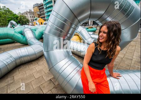 Londres, Royaume-Uni. 6 Jul 2023. Slackwater : une nouvelle commande de Holly Hendry (photo) au jardin de l'artiste qui se déroule du 6 juillet 2023 au 2024 septembre. Slackwater est un immense enchevêtrement sculptural qui « tisse l’histoire aqueuse de son emplacement au bord de la rivière, avec des références aux rythmes abstraits de la Tamise et aux mouvements liquides dans le corps humain ». Le travail spécifique au site occupe la terrasse sur le toit de la station Temple Underground et poursuit le dévouement de theCoLAB à commander des installations contemporaines innovantes par des femmes artistes. Le jardin de l'artiste a été réalisé moi Banque D'Images