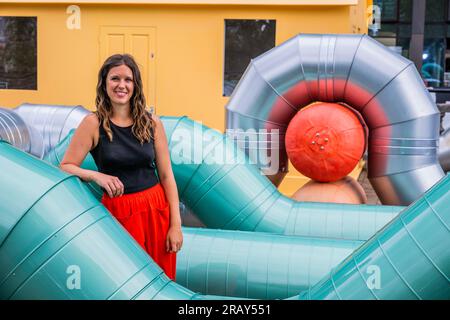 Londres, Royaume-Uni. 6 Jul 2023. Slackwater : une nouvelle commande de Holly Hendry (photo) au jardin de l'artiste qui se déroule du 6 juillet 2023 au 2024 septembre. Slackwater est un immense enchevêtrement sculptural qui « tisse l’histoire aqueuse de son emplacement au bord de la rivière, avec des références aux rythmes abstraits de la Tamise et aux mouvements liquides dans le corps humain ». Le travail spécifique au site occupe la terrasse sur le toit de la station Temple Underground et poursuit le dévouement de theCoLAB à commander des installations contemporaines innovantes par des femmes artistes. Le jardin de l'artiste a été réalisé moi Banque D'Images