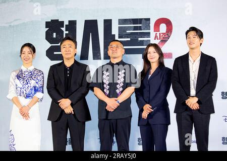 (G-D) Kim Shin-Rok, Lee sang-min, Han Dong-Hwa, Kyung Soo-Jin et Lee Hak-Joo, 3 juillet 2023 : les acteurs Kim Shin-Rok, Lee sang-min, le réalisateur Han Dong-Hwa, les acteurs Kyung Soo-Jin et Lee Hak-Joo posent lors d'une conférence de presse pour la saison originale de Disney 'Shadow Detective 2' à Séoul, Corée du Sud. Crédit : Lee Jae-won/AFLO/Alamy Live News Banque D'Images