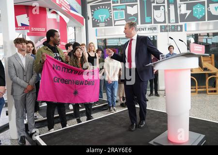 Les manifestants interrompent le chef du parti travailliste Sir Keir Starmer alors qu'il s'exprime lors du lancement de la cinquième et dernière mission du parti visant à briser les barrières aux opportunités à chaque étape, pour chaque enfant, au Mid Kent College à Gillingham dans le Kent. Date de la photo : jeudi 6 juillet 2023. Banque D'Images