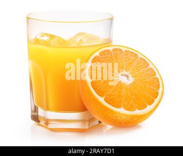 Jus d'orange en verre avec de la glace et la moitié de fruits orange frais, isolé sur fond blanc Banque D'Images