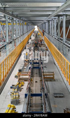 06 juillet 2023, Brandenburg, Cottbus : vue sur le hall de 445 mètres de long sur le chantier de construction de la nouvelle usine de maintenance des trains ICE. Deutsche Bahn a commencé la construction de la nouvelle usine ferroviaire de Cottbus en mai 2022. Le premier de ce qui sera plus tard deux ateliers est construit ici. À partir de janvier 2024, les premiers trains ICE 4 d’environ 400 mètres de long seront techniquement entretenus et réparés dans cette salle. Plus de 300 nouveaux employés et stagiaires se sont déjà inscrits pour la future usine DE GLACE. Deutsche Bahn prévoit de créer un total de 1 200 apprentissages et emplois au 'New Cottbus Banque D'Images