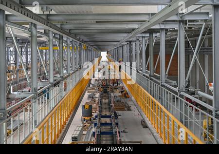 06 juillet 2023, Brandenburg, Cottbus : vue sur le hall de 445 mètres de long sur le chantier de construction de la nouvelle usine de maintenance des trains ICE. Deutsche Bahn a commencé la construction de la nouvelle usine ferroviaire de Cottbus en mai 2022. Le premier de ce qui sera plus tard deux ateliers est construit ici. À partir de janvier 2024, les premiers trains ICE 4 d’environ 400 mètres de long seront techniquement entretenus et réparés dans cette salle. Plus de 300 nouveaux employés et stagiaires se sont déjà inscrits pour la future usine DE GLACE. Deutsche Bahn prévoit de créer un total de 1 200 apprentissages et emplois au 'New Cottbus Banque D'Images