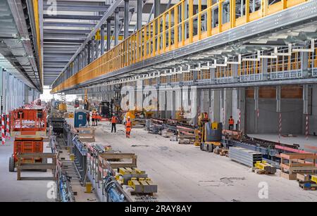 06 juillet 2023, Brandenburg, Cottbus : vue sur le hall de 445 mètres de long sur le chantier de construction de la nouvelle usine de maintenance des trains ICE. Deutsche Bahn a commencé la construction de la nouvelle usine ferroviaire de Cottbus en mai 2022. Le premier de ce qui sera plus tard deux ateliers est construit ici. À partir de janvier 2024, les premiers trains ICE 4 d’environ 400 mètres de long seront techniquement entretenus et réparés dans cette salle. Plus de 300 nouveaux employés et stagiaires se sont déjà inscrits pour la future usine DE GLACE. Deutsche Bahn prévoit de créer un total de 1 200 apprentissages et emplois au 'New Cottbus Banque D'Images