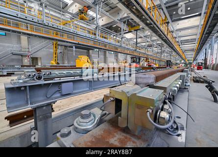 06 juillet 2023, Brandenburg, Cottbus : vue sur le hall de 445 mètres de long sur le chantier de construction de la nouvelle usine de maintenance des trains ICE. Deutsche Bahn a commencé la construction de la nouvelle usine ferroviaire de Cottbus en mai 2022. Le premier de ce qui sera plus tard deux ateliers est construit ici. À partir de janvier 2024, les premiers trains ICE 4 d’environ 400 mètres de long seront techniquement entretenus et réparés dans cette salle. Plus de 300 nouveaux employés et stagiaires se sont déjà inscrits pour la future usine DE GLACE. Deutsche Bahn prévoit de créer un total de 1 200 apprentissages et emplois au 'New Cottbus Banque D'Images