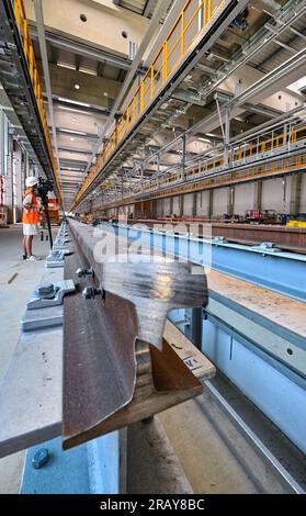 06 juillet 2023, Brandenburg, Cottbus : vue sur le hall de 445 mètres de long sur le chantier de construction de la nouvelle usine de maintenance des trains ICE. Deutsche Bahn a commencé la construction de la nouvelle usine ferroviaire de Cottbus en mai 2022. Le premier de ce qui sera plus tard deux ateliers est construit ici. À partir de janvier 2024, les premiers trains ICE 4 d’environ 400 mètres de long seront techniquement entretenus et réparés dans cette salle. Plus de 300 nouveaux employés et stagiaires se sont déjà inscrits pour la future usine DE GLACE. Deutsche Bahn prévoit de créer un total de 1 200 apprentissages et emplois au 'New Cottbus Banque D'Images