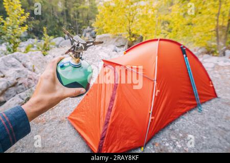 Matériel de cuisson - cuisinière à gaz à la tente de randonnée ou de camping. Équipement et ustensiles de cuisine pour les loisirs de plein air Banque D'Images