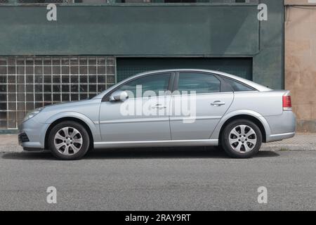 PASAIA, ESPAGNE-15 JUIN 2023 : Opel Vectra C Hatchback (alias Chevrolet Vectra, Holden Vectra, Vauxhall Vectra) Banque D'Images