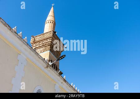 Vue du minaret de la mosquée EL Atik contre un ciel bleu dans la ville de Sétif. Le célèbre monument de la ville. Banque D'Images