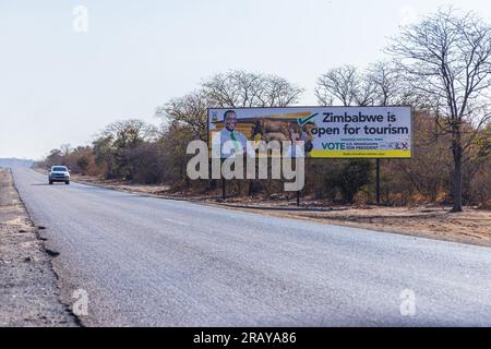 Bulawayo, Zimbabwe. 2 juillet 2023. Les panneaux d'affichage électoraux montrent le candidat de la ZANU PF, l'actuel président Emmerson D. Mnangagwa. Banque D'Images