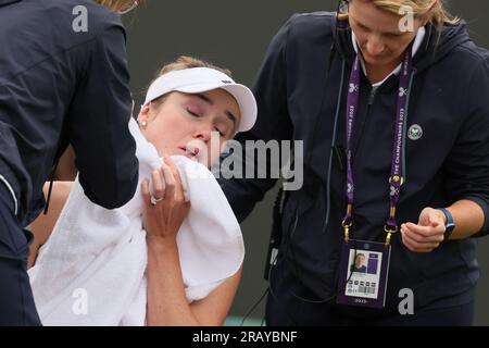 Londres, Royaume-Uni. 06 juillet 2023. L'ukrainienne Elina Svitolina est blessée lors du match entre les Belges Mertens et l'ukrainienne Svitolina, au second tour en simple féminin, au tournoi de tennis de Wimbledon 2023 au All England tennis Club, dans le sud-ouest de Londres, en Grande-Bretagne. En raison du mauvais temps, le jeu a dû être suspendu mardi et mercredi, et beaucoup de matchs ont dû être reportés. BELGA PHOTO BENOIT DOPPAGNE crédit : Belga News Agency/Alamy Live News Banque D'Images