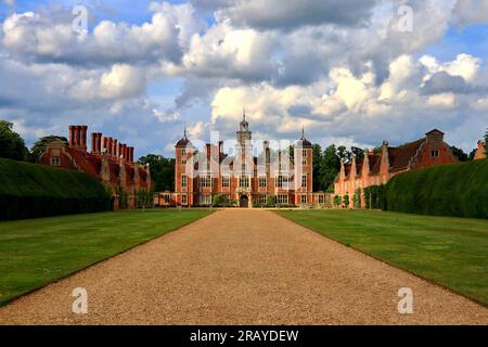 L'allée menant à Blickling Hall. Banque D'Images