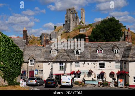 Pub Greyhound dans le village de Corfe Castle, Purbeck, Dorset, Royaume-Uni Banque D'Images