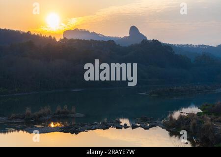 Formations rocheuses bordant la rivière à neuf courbes ou Jiuxi à Wuyishan ou région pittoresque du mont wuyi à Wuyi en Chine dans la province de fujian pendant le coucher du soleil Banque D'Images