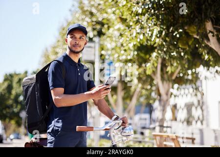 Vélo, téléphone et service de livraison par homme utilisez des cartes sur smartphone pour naviguer en ville pour le paquet, le produit ou la restauration rapide. Vélo, application mobile et coursier Banque D'Images