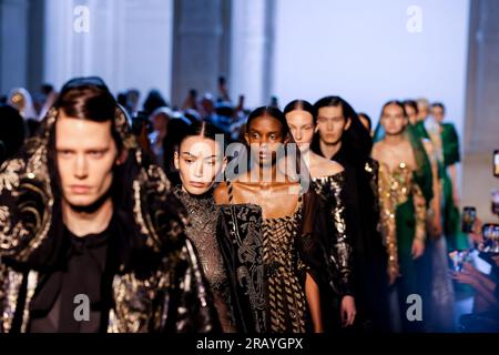 Les mannequins défilent au salon Elie Saab lors de la Fashion week de Paris haute Couture automne/hiver 2023-2024 le 05 juillet 2023 à Paris, France. (Photo de Lyvans Boolaky/ÙPtertainment/Sipa USA) Banque D'Images