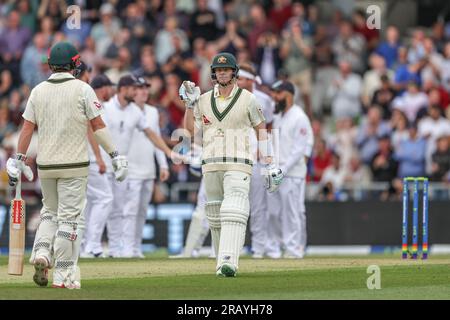 Steven Smith, de l'Australie, est déprimé, quitte le terrain de jeu après que Jonny Bairstow, de l'Angleterre, l'ait rattrapé lors de la LV= Insurance Ashes Third Test Series Day 1 Angleterre - Australie au Headingley Stadium, Leeds, Royaume-Uni, le 6 juillet 2023 (photo de Mark Cosgrove/News Images) Banque D'Images