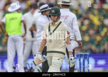 Steven Smith, de l'Australie, est déprimé, quitte le terrain de jeu après que Jonny Bairstow, de l'Angleterre, l'ait rattrapé lors de la LV= Insurance Ashes Third Test Series Day 1 Angleterre - Australie au Headingley Stadium, Leeds, Royaume-Uni, le 6 juillet 2023 (photo de Mark Cosgrove/News Images) Banque D'Images
