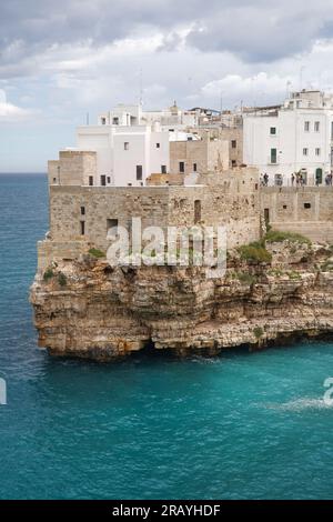 Polignano a Mare- Belle ville accrochée sur les falaises, Pouilles, Italie Banque D'Images