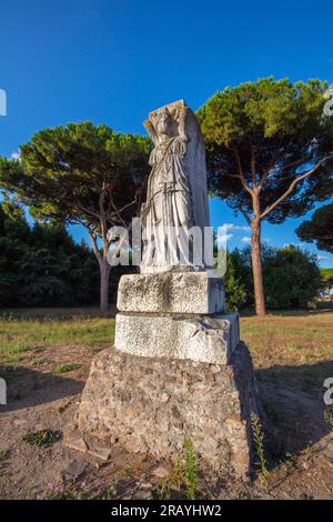 Piazza della Vittoria, copie moderne de la statue-pilier de la déesse ailée, Minerva Victrix Ostia antica, Ostia, Rome, Latium, Italie Banque D'Images