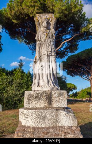 Piazza della Vittoria, copie moderne de la statue-pilier de la déesse ailée, Minerva Victrix Ostia antica, Ostia, Rome, Latium, Italie Banque D'Images