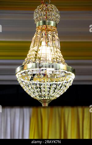 Mariée et marié dans la cérémonie traditionnelle indienne de mariage, salle de fête, réception Banque D'Images