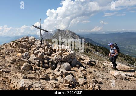 Walker dans ses sourires de 60 ans alors qu’elle atteint le sommet du pic Saint Michel (alt 1,966 m), massif du Vercors, Lans en Vercors, France Banque D'Images