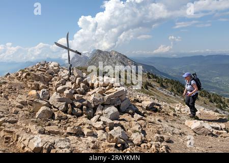 Walker dans ses sourires de 60 ans alors qu’elle atteint le sommet du pic Saint Michel (alt 1,966 m), massif du Vercors, Lans en Vercors, France Banque D'Images