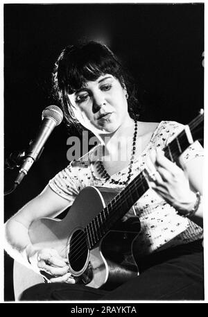 KRISTIN HERSH, BRISTOL, 1994 : Kristin Hersh de Throwing Muses donne un concert acoustique au Bristol St George’s Hall le 24 mars 1994. Photographie : Rob Watkins. INFO : Kristin Hersh, chanteuse-compositrice américaine, est connue pour son rôle influent dans le rock alternatif. En tant que pionnière de Throwing Muses, sa voix distinctive et ses compositions poétiques, présentées dans des œuvres solo telles que HIPS and Makers, ont laissé un impact durable sur les paysages de la musique alternative et indépendante. Banque D'Images