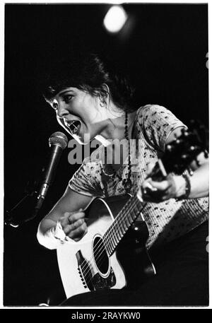 KRISTIN HERSH, BRISTOL, 1994 : Kristin Hersh de Throwing Muses donne un concert acoustique au Bristol St George’s Hall le 24 mars 1994. Photographie : Rob Watkins. INFO : Kristin Hersh, chanteuse-compositrice américaine, est connue pour son rôle influent dans le rock alternatif. En tant que pionnière de Throwing Muses, sa voix distinctive et ses compositions poétiques, présentées dans des œuvres solo telles que HIPS and Makers, ont laissé un impact durable sur les paysages de la musique alternative et indépendante. Banque D'Images