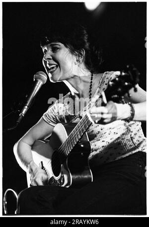 KRISTIN HERSH, BRISTOL, 1994 : Kristin Hersh de Throwing Muses donne un concert acoustique au Bristol St George’s Hall le 24 mars 1994. Photographie : Rob Watkins. INFO : Kristin Hersh, chanteuse-compositrice américaine, est connue pour son rôle influent dans le rock alternatif. En tant que pionnière de Throwing Muses, sa voix distinctive et ses compositions poétiques, présentées dans des œuvres solo telles que HIPS and Makers, ont laissé un impact durable sur les paysages de la musique alternative et indépendante. Banque D'Images