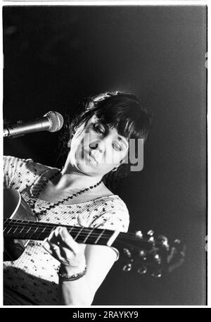 KRISTIN HERSH, BRISTOL, 1994 : Kristin Hersh de Throwing Muses donne un concert acoustique au Bristol St George’s Hall le 24 mars 1994. Photographie : Rob Watkins. INFO : Kristin Hersh, chanteuse-compositrice américaine, est connue pour son rôle influent dans le rock alternatif. En tant que pionnière de Throwing Muses, sa voix distinctive et ses compositions poétiques, présentées dans des œuvres solo telles que HIPS and Makers, ont laissé un impact durable sur les paysages de la musique alternative et indépendante. Banque D'Images